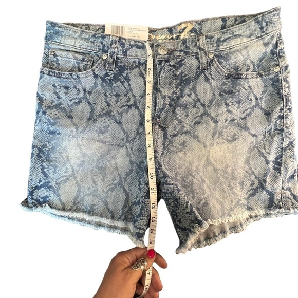NWT-Seven7 Jeans Weekend Shorts Stretch Denim Snake Print size 10 Frayed hem - Picture 3 of 12